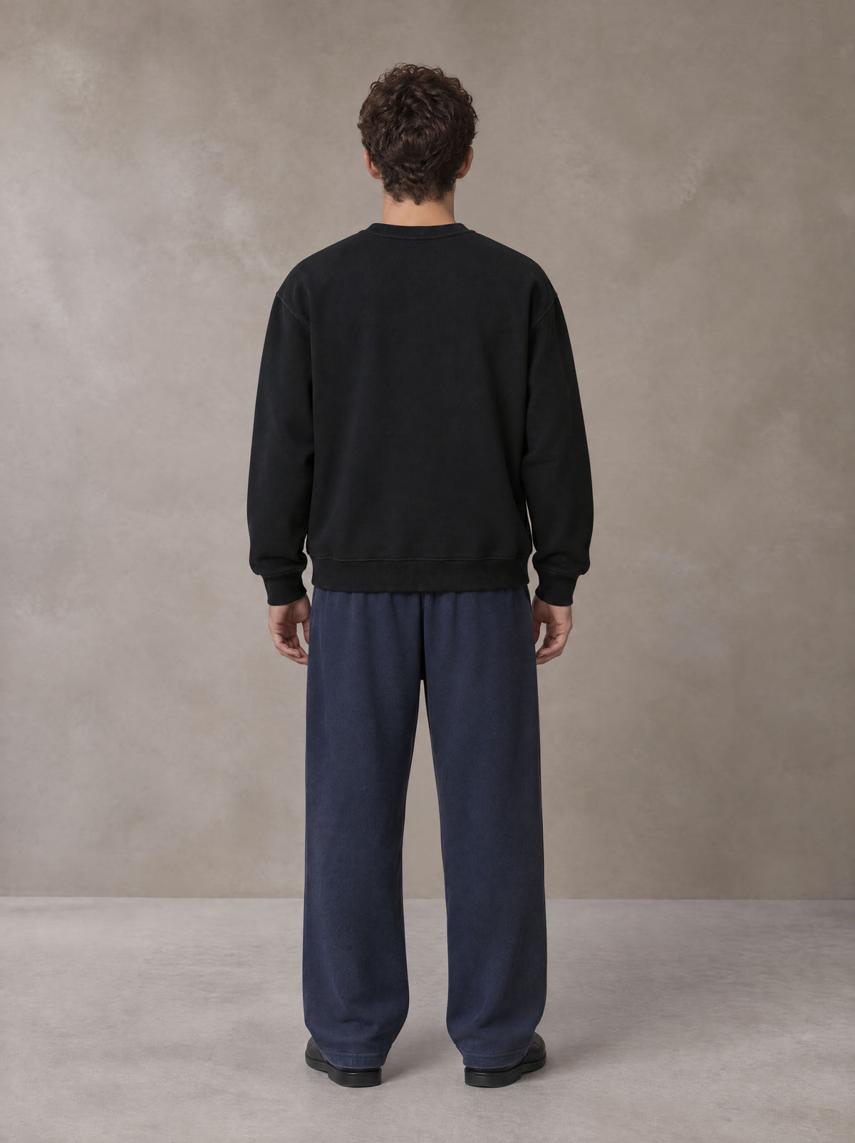 Model wearing SM Sig. Tempo Sweatshirt in Midnight Black, rear view.