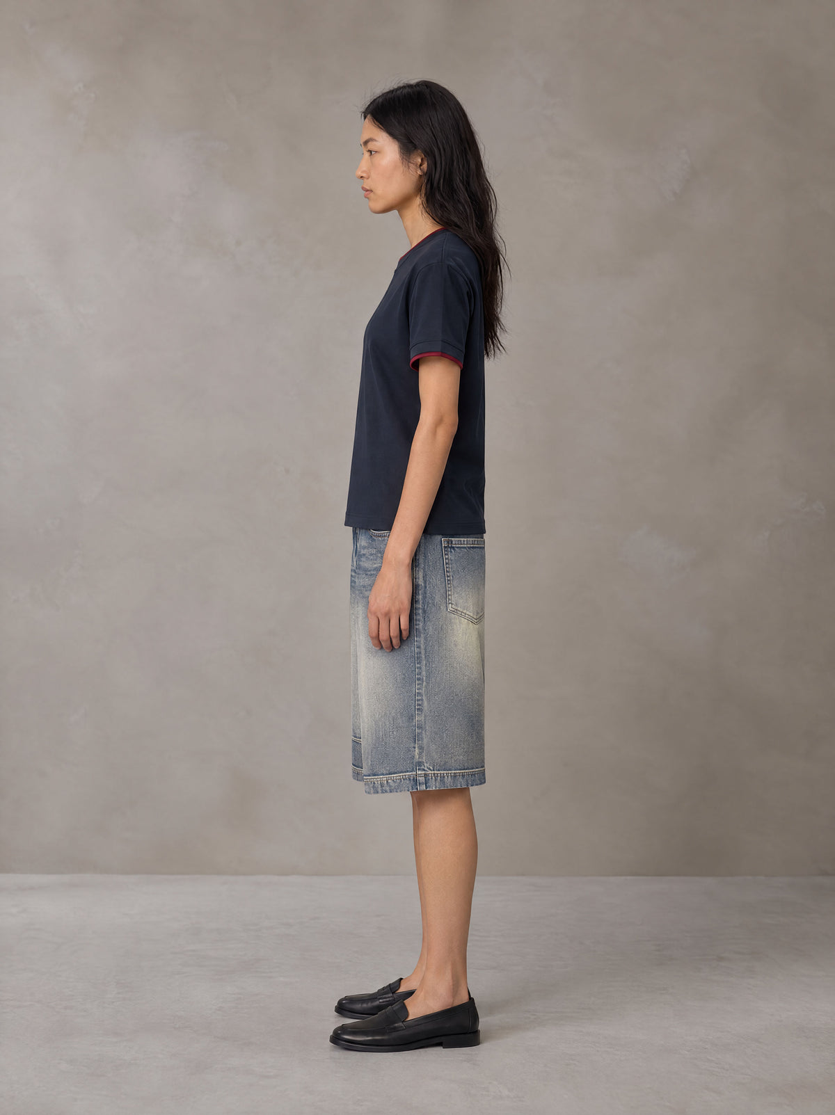 Model wearing SM Sunwash T-shirt in Oxford Navy, side view.