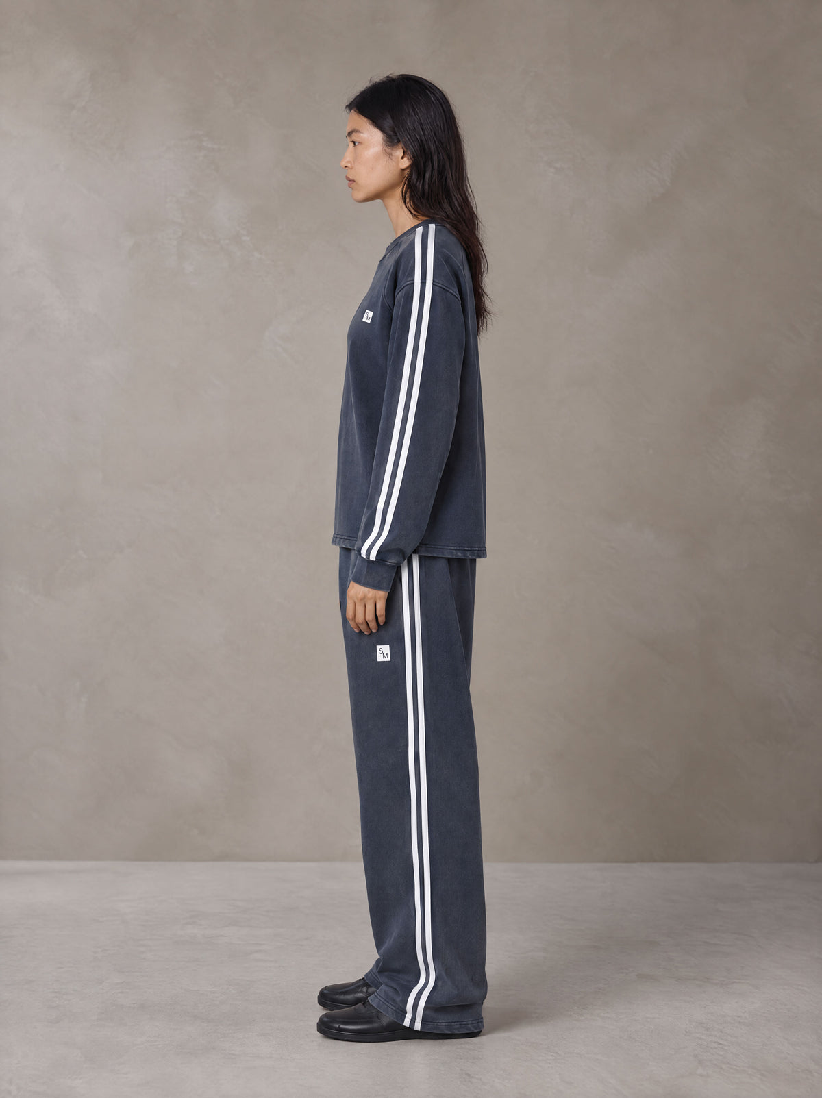 Model wearing the SM Sig. Snow Line Sweatshirt and SM Sig. Snow Line Sweatpants in Oxford Navy, side profile.