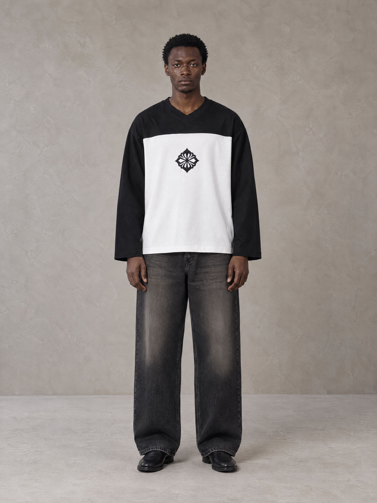 Model wearing the SM Eternal Fleur Forme T-shirt in Midnight Black, front view.