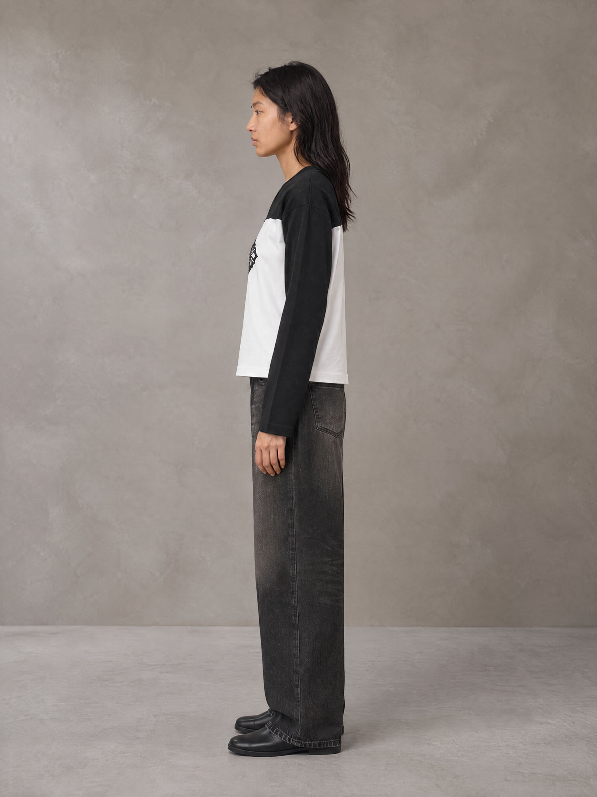 Model wearing the SM Eternal Fleur Forme T-shirt in Midnight Black, side profile.