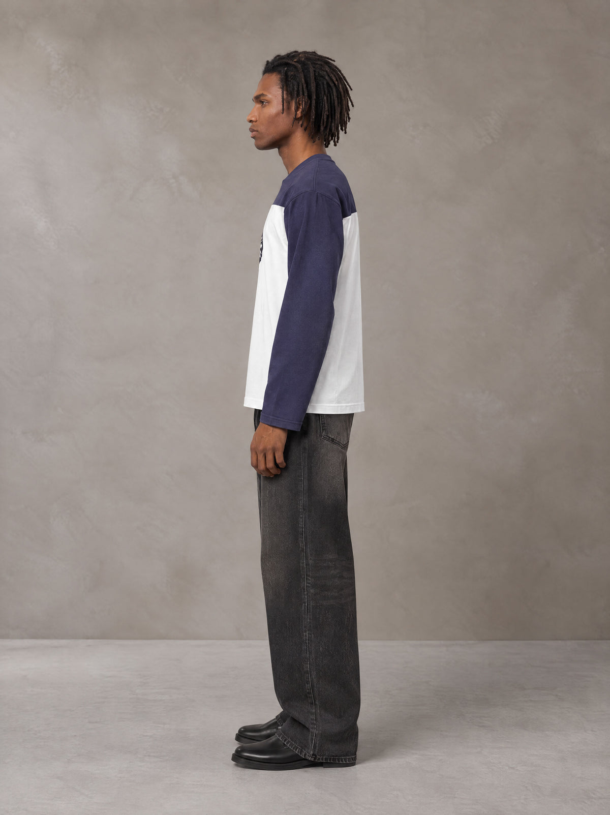 Model wearing the SM Eternal Fleur Forme T-shirt in Deep Purple, side profile.