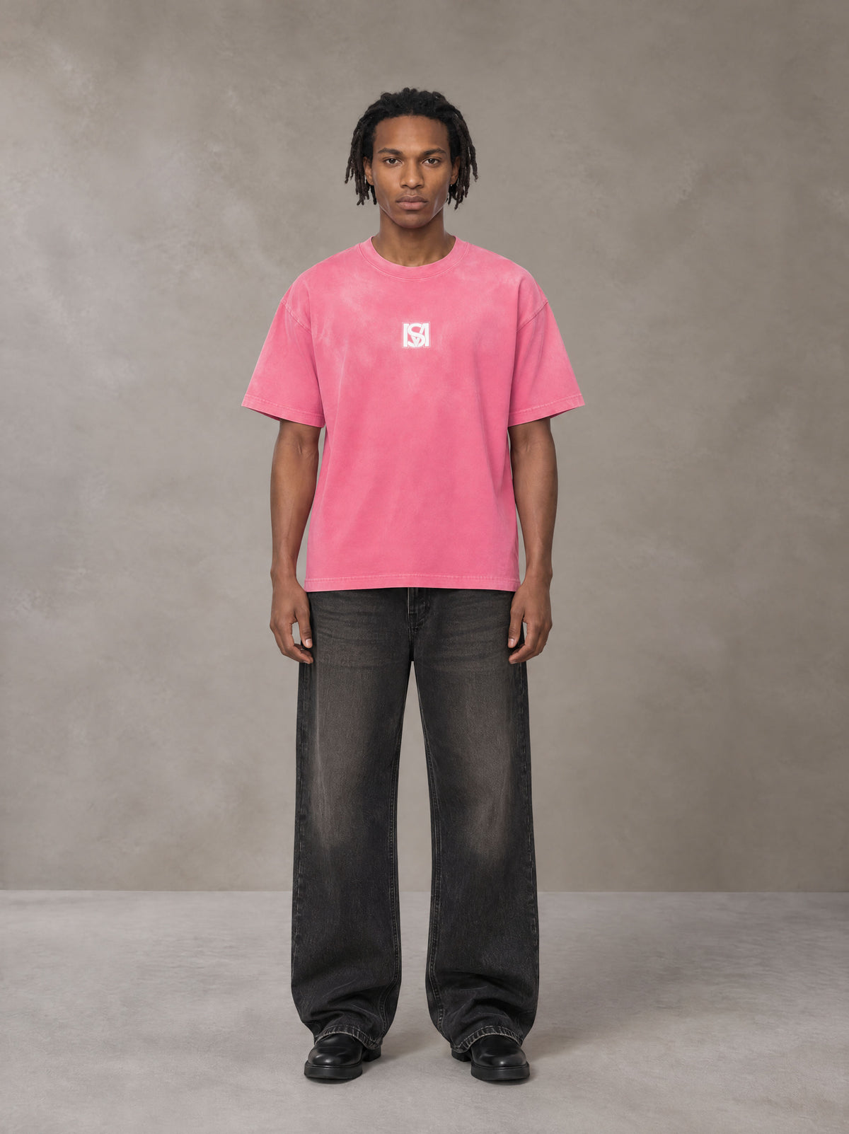Model wearing the SM Monkey Washed T-shirt in Vivid Pink, front view.