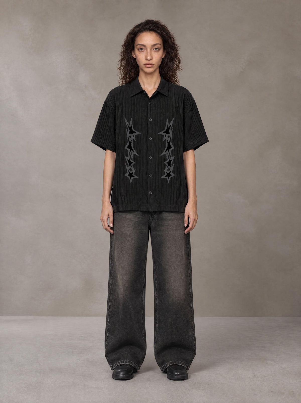 Model wearing the SM Shadow Pulse Shirt in Midnight Black, front view.