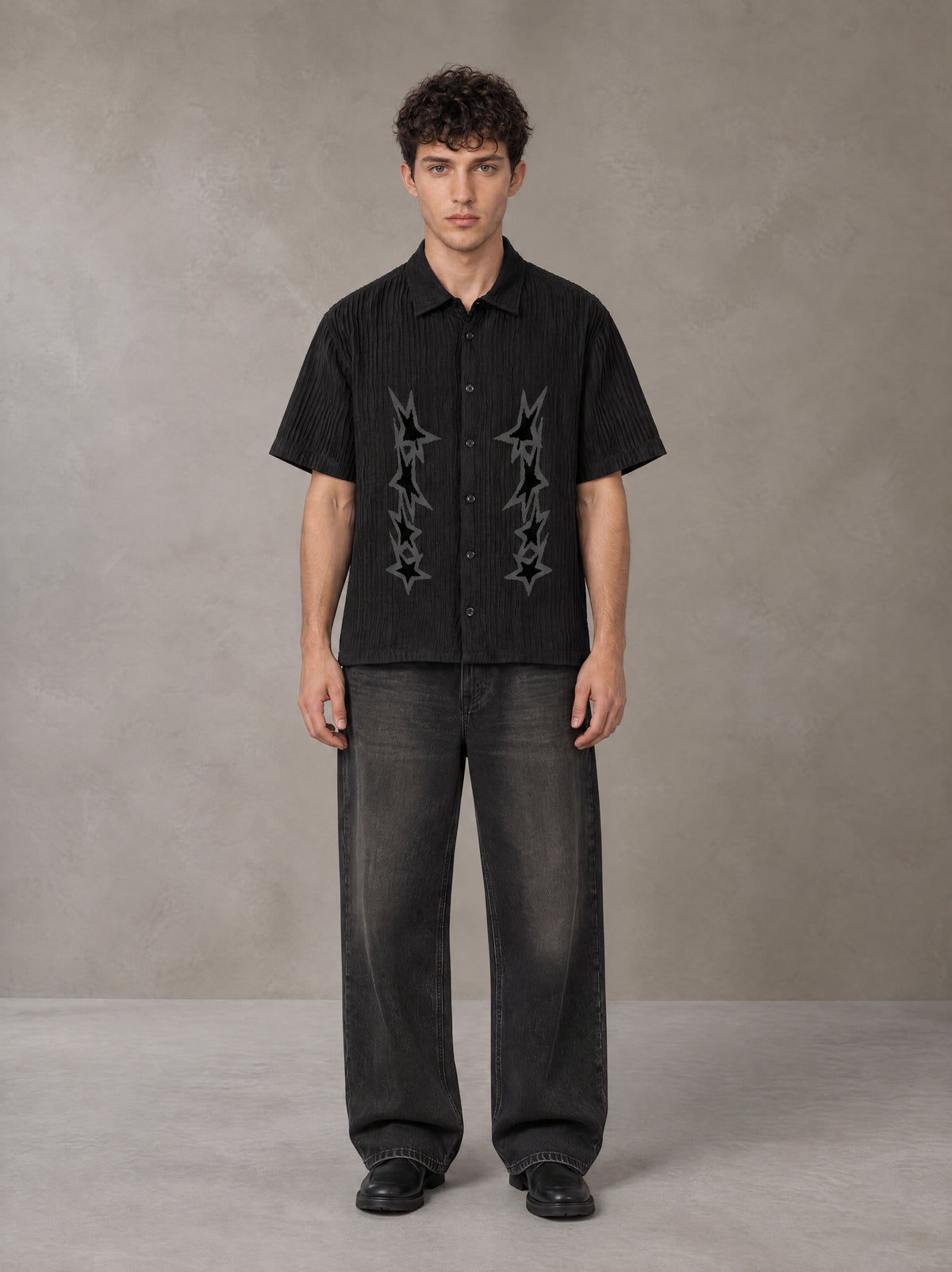 Model wearing the SM Shadow Pulse Shirt in Midnight Black, front view.