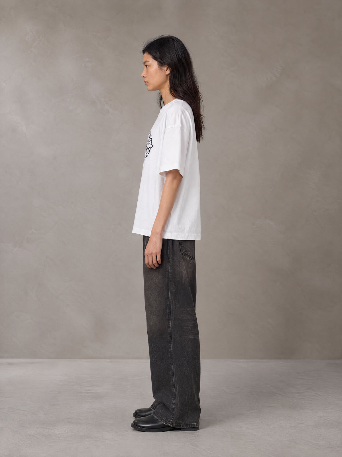 Model wearing the SM Fleur T-shirt in Lucent White, side profile.