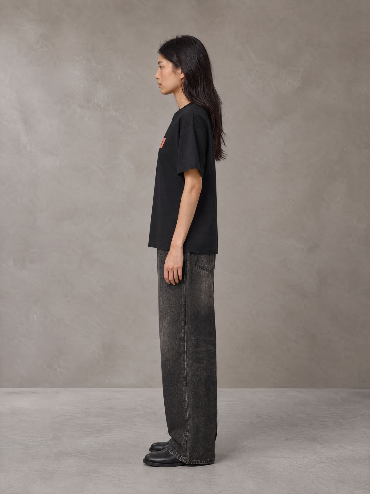 Model wearing the SM Block T-shirt in Midnight Black, side profile.