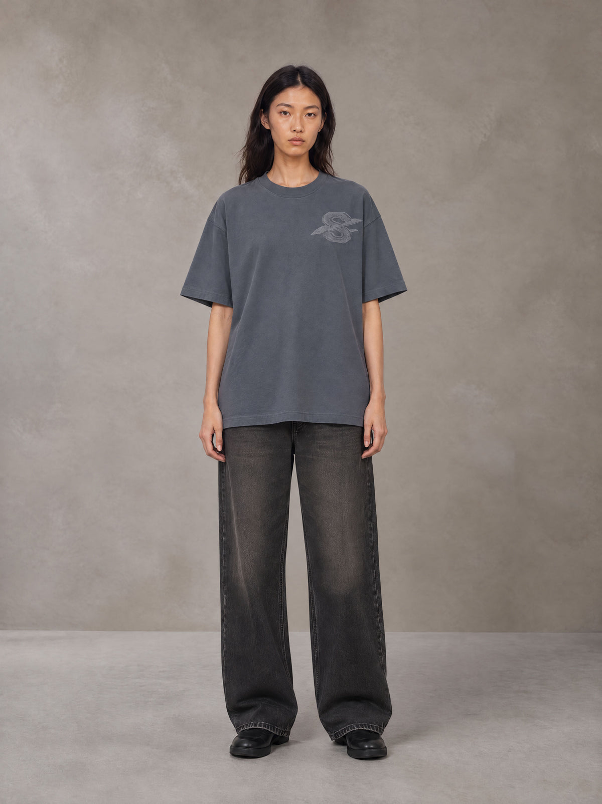 Model wearing the SM Carved Flight T-shirt in Chambray, front view.
