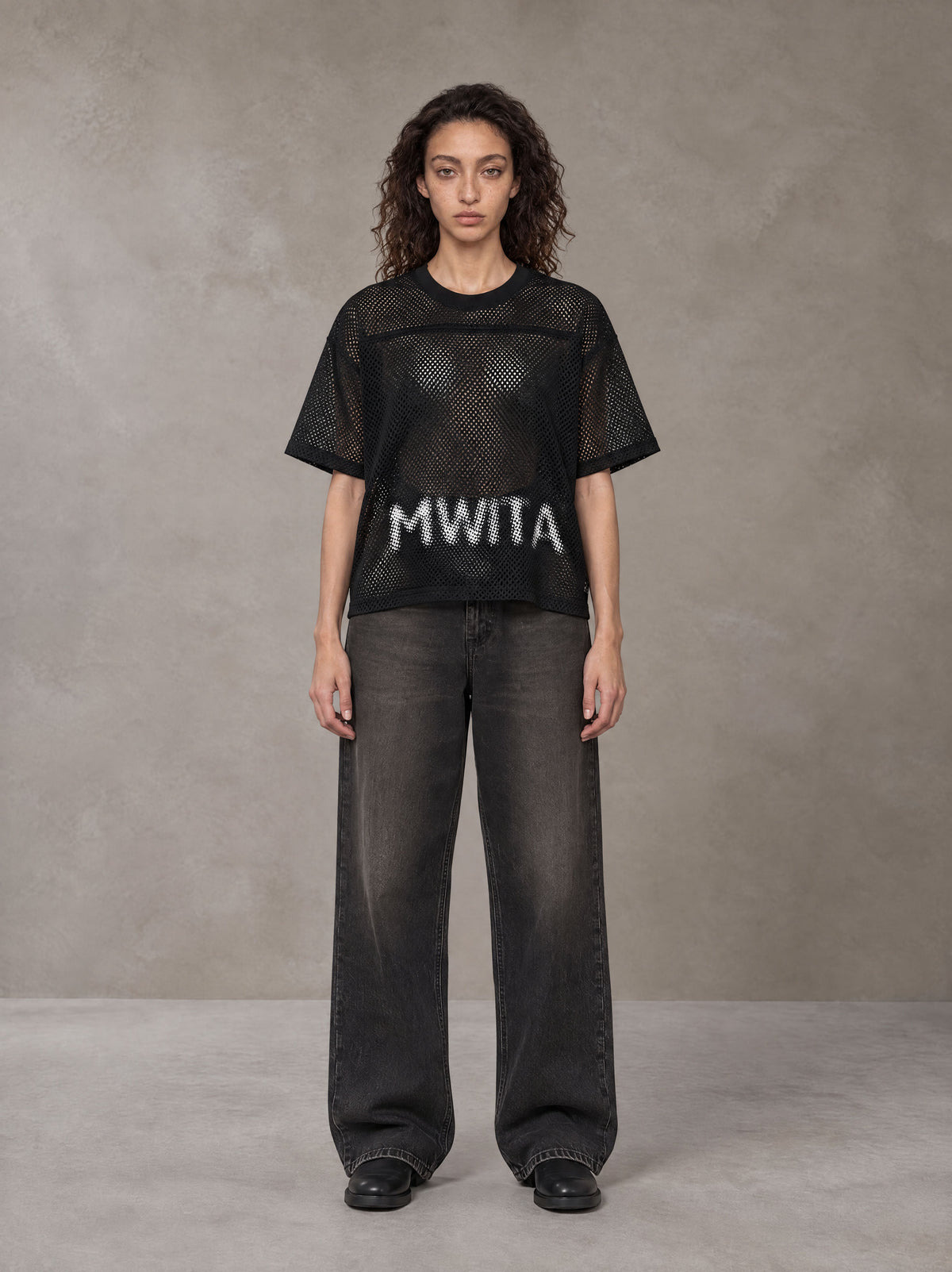 Model wearing the SM Mesh Boxy T-shirt in Midnight Black, front view.