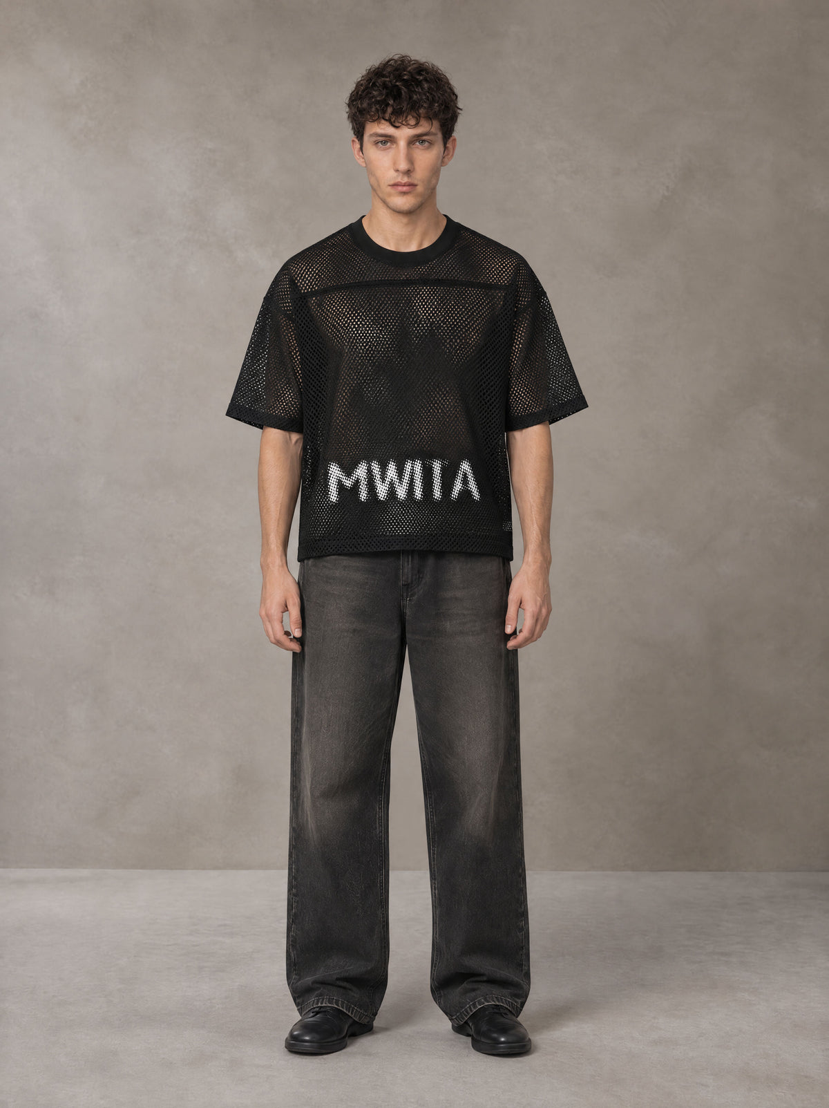 Model wearing the SM Mesh Boxy T-shirt in Midnight Black, front view.