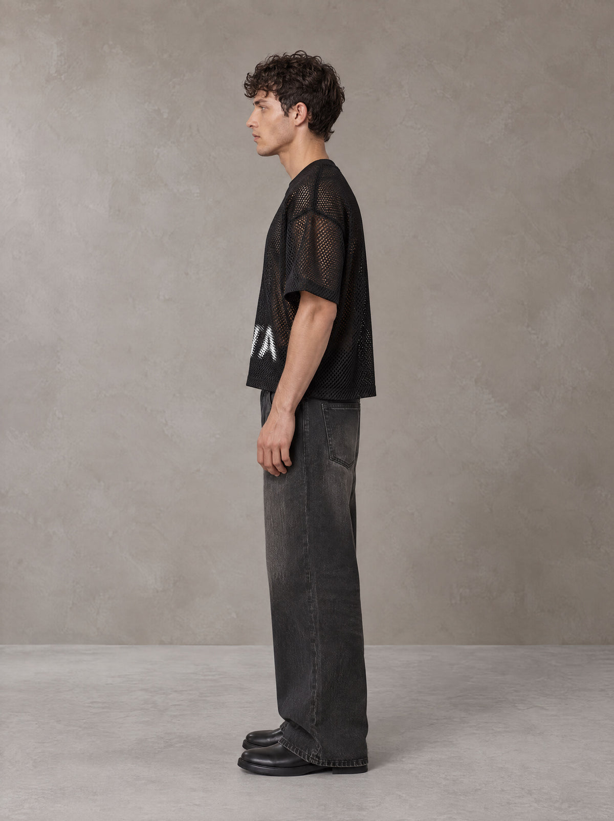 Model wearing the SM Mesh Boxy T-shirt in Midnight Black, side profile.