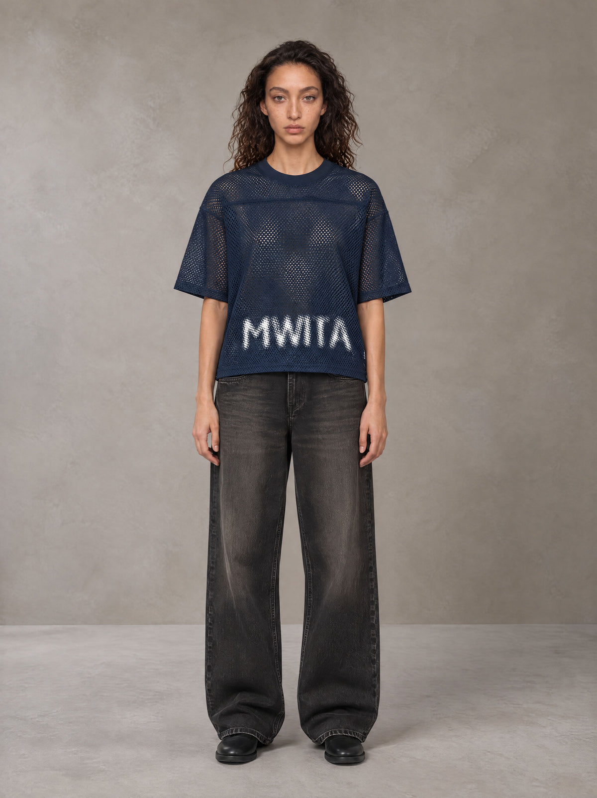 Model wearing the SM Mesh Boxy T-shirt in Oxford Navy, front view.